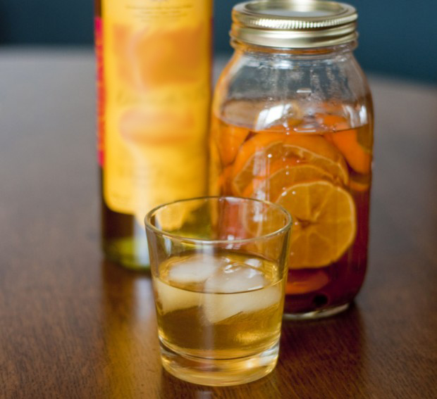 AGUA LA BOCA, EL TIEMPO LÍQUIDO: UNA BOTELLA DE LICOR DE NARANJA