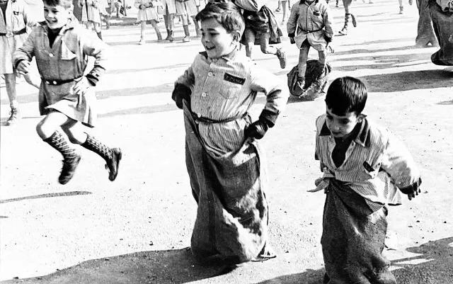 Crisol Internacional: “Destellos de esperanza, los niños de la guerra, Europa”