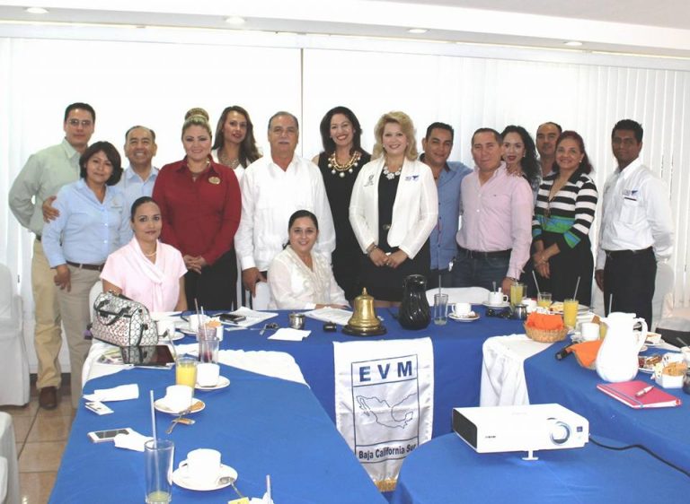 Elizabeth Wayas se reune con empresarios de mercadotecnia en La Paz