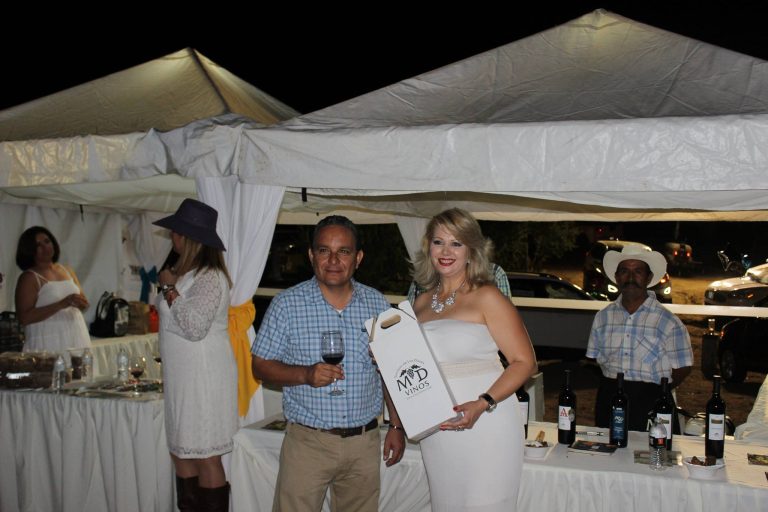 Elizabeth Wayas en la fiesta del vino y la paella en San Pedro BCS, México
