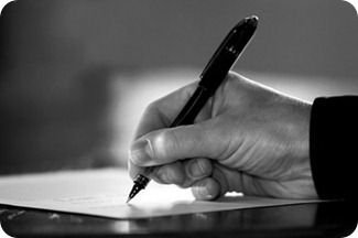 mano-escribiendo-con-pluma-hombre-re