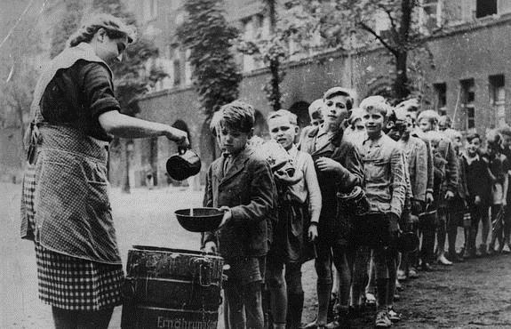 Crisol Internacional: “Destellos de esperanza, los niños de la guerra, Europa”