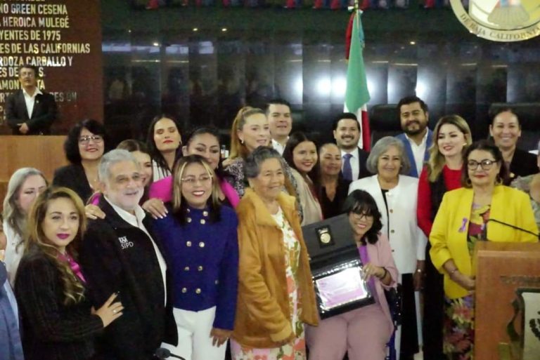 Por primera vez en la historia de BCS. la Medalla al Mérito de Mujeres Sobresalientes en BCS, fue entregada a una mujer con discapacidad.