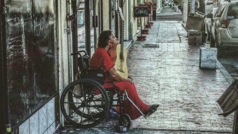 El Instituto Sudcaliforniano para la Inclusión de las Personas con Discapacidad prepara altar de muertos y catrina como homenaje a la “Grillito”, personaje popular sudcaliforniano que vivió con discapacidad.