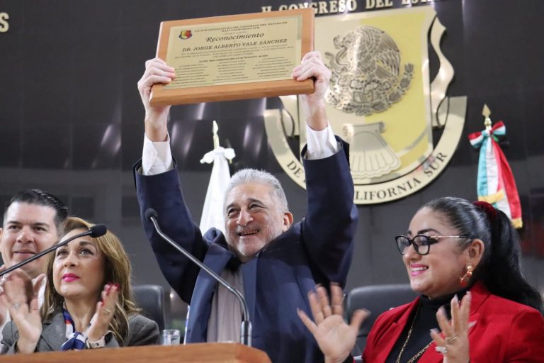 En Reunión Solemne y por decreto de la XVII Legislatura del H. Congreso del Estado de Baja California Sur, se otorgo reconocimiento público a Jorge Alberto Vale Sánchez por su destacada actividad a favor de la Ciencia, Academia, Derechos Humanos.