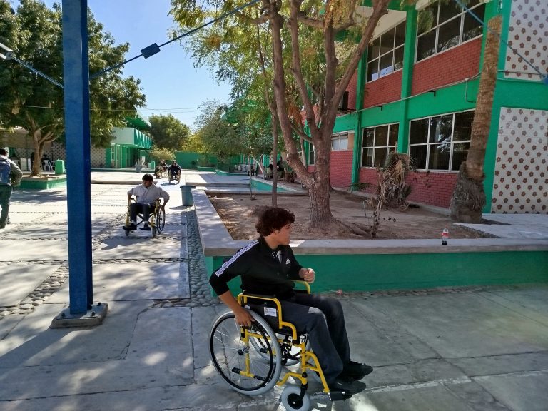 Estudiantes del CONALEP La Paz participan en taller de sensibilización para aprender como convivir con personas con discapacidad.