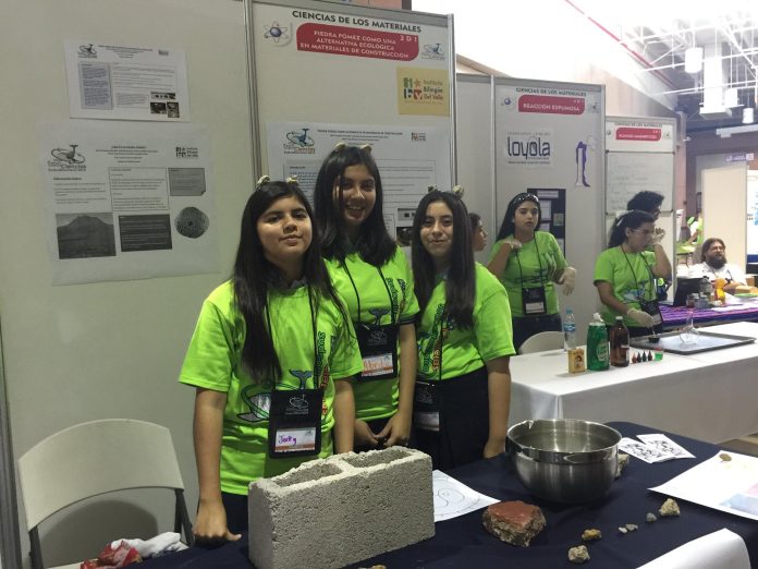 Jackeline Román, Noemí López y Abril Campaña obtienen 1er lugar en Expo Ciencias Sudcaliforniana 2015 en su categoría.